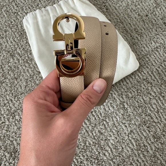 Elegant Tan Leather Belt with Gold Buckle - Picture 1 of 4